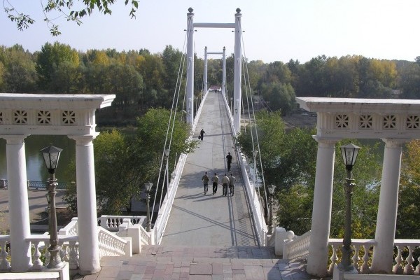 Пешеходный подвесной мост на набережной Оренбурга